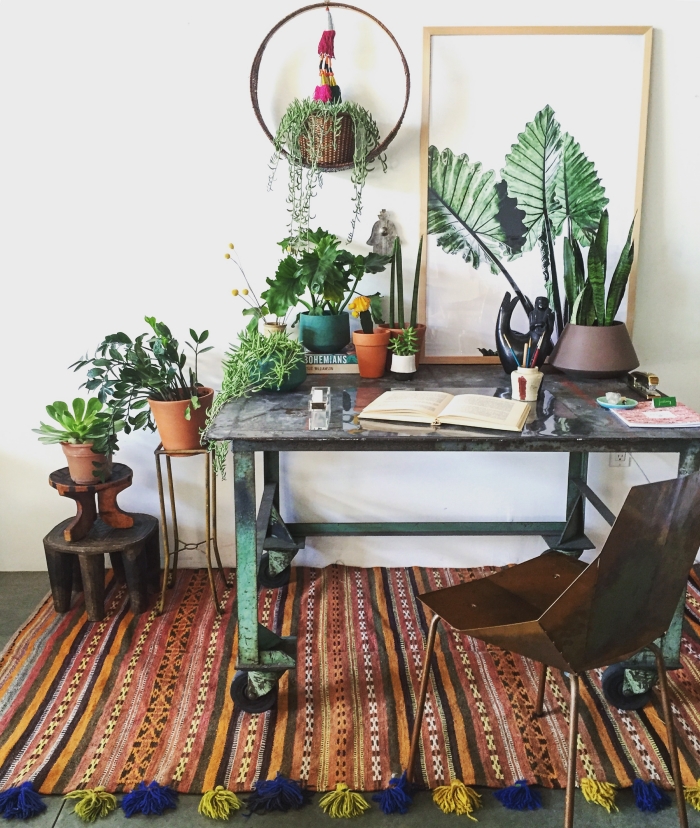 idée comment décorer un coin de travail dans son salon bohème chic avec petites plantes vertes et peinture de plante tropicale