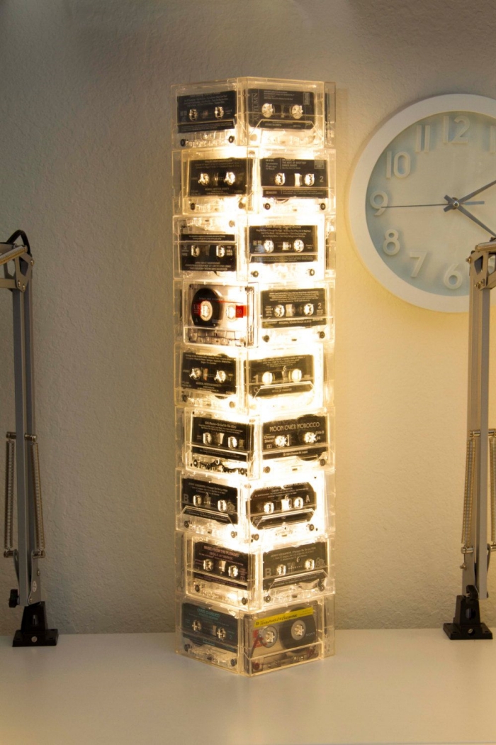 idée de loisirs créatifs adultes avec matériaux de récup, exemple comment faire une lampe originale avec cassettes audio