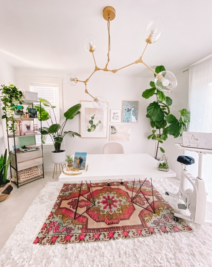 aménagement home office de style bohème chic moderne avec meubles en blanc et déco en plante d'intérieur originale
