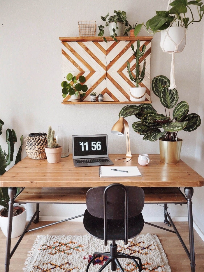 aménagement bureau à domicile de style bohème chic avec meubles en bois et plantes vertes, idée de plante grasse retombante