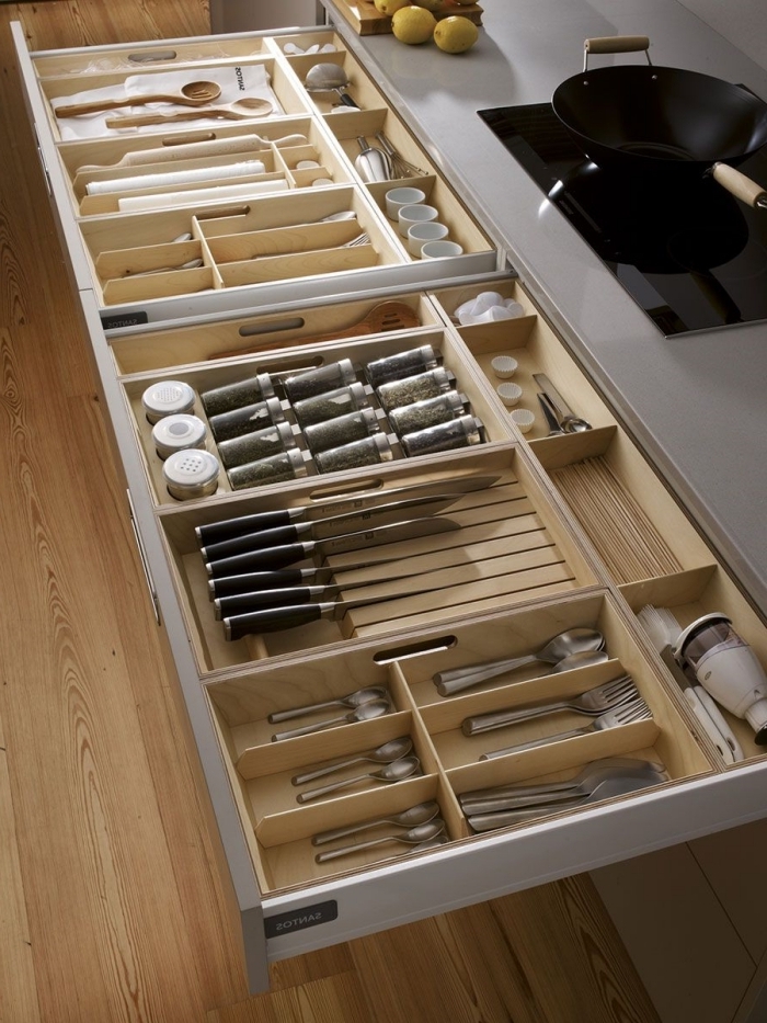 exemple de rangement tiroir cuisine avec diviseurs en bois, idée comment organiser l'espace dans un tiroir avec système modulaire