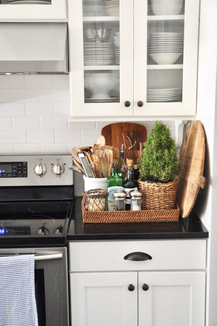 comment organiser l'espace dans sa petite cuisine, astuce rangement cuisine avec panier tressé, décoration petite cuisine
