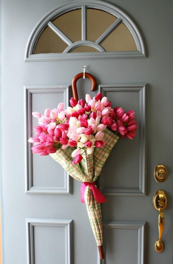 deco a faire soi meme recup pour le printemps, diy décoration de porte avec parapluie suspendu et rempli de fleurs fraîches