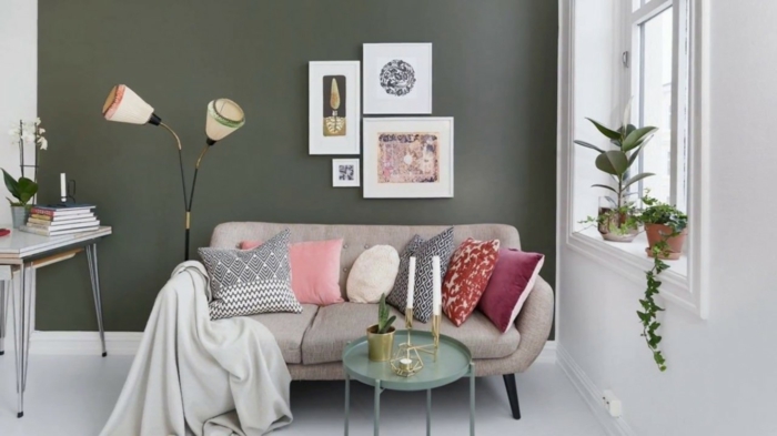 Gris mur et canapé avec coussins confortables deco appartement, comment décorer un studio style hippie chic