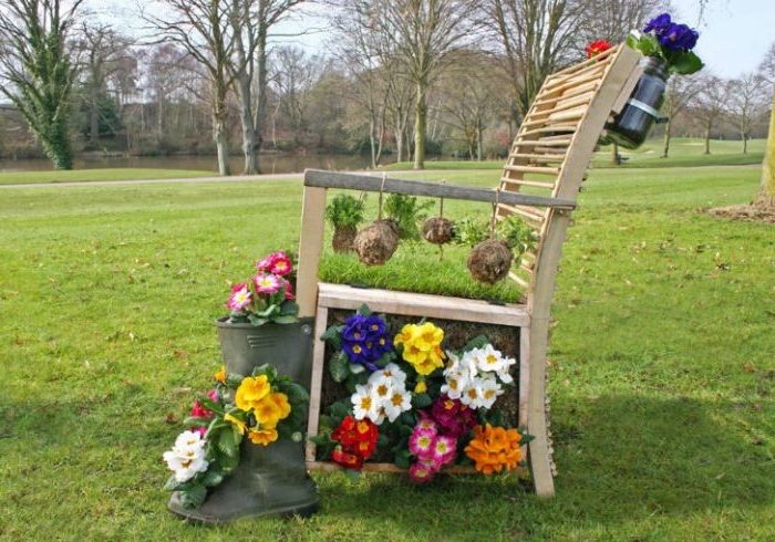vieille chaise de bois cimme objet détourné flerui, jardiniere originale a faire soi meme, bottes fleuries