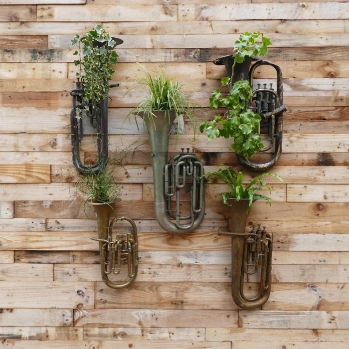 bricolage recyclage facile, idee pot de fleur diy fabriqué dans trompette, idee d habillage mur exterieur