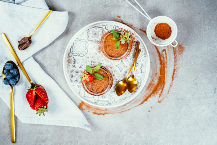 dessert facile pour recevoir, exemple de mousse au chocolat maison avec aquafaba pour votre meni vegan 