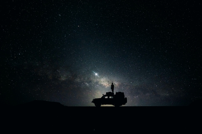 fond d écran gratuit pour pc, image paysage de nuit et véhicule sous un ciel parsemé d'étoiles sombre