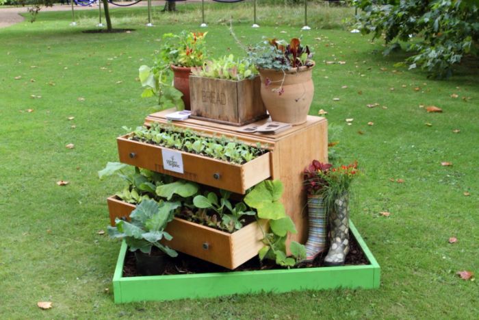 deco fait maison originale pour le jardin en meuble bois recyclé à tiroirs fleuris, fabriquer des objets utiles