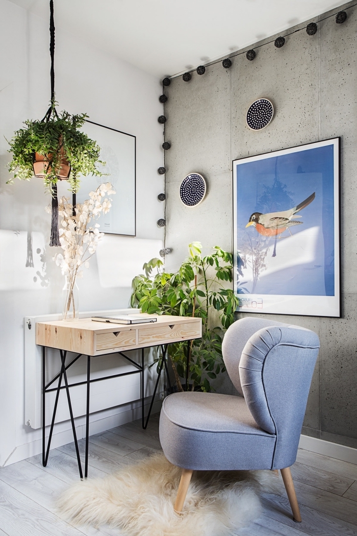 exemple de plante suspendue grimpante dans un coin de travail moderne avec pan de mur aspect béton et meubles en bois