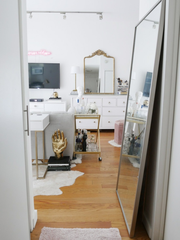 Details dorés, grand miroir amenagement petit espace, créer une belle décoration pour son appartement