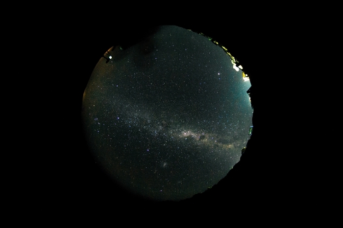 fond ecran espace sombre pour pc, idée wallpaper pour ordinateur sur le thème astronomie avec étoiles