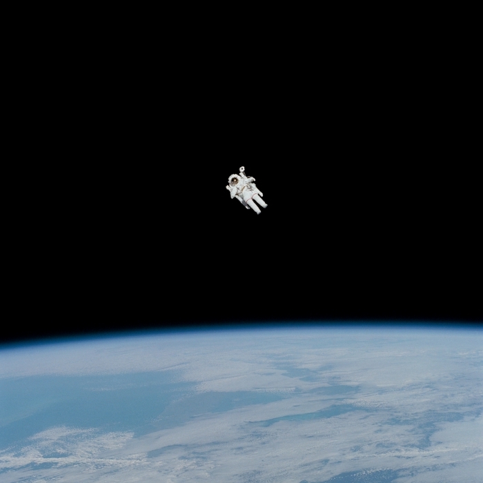 fond d écran smartphone original, photo d’astronaute volant au-dessus de la terre dans le cosmos pour écran de verrouillage 