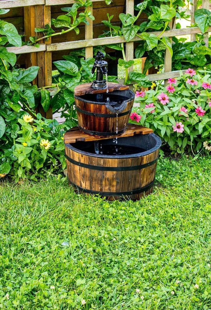 fabriquer une fontaine de jardin simple dans de basc recyclés à aménager dans le jardin sur l herbe