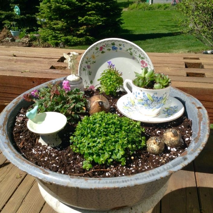 recyclage de fontaine de jardin transformée en mini jardin de fée avec vaisselle tecup, comment amenager son jardin