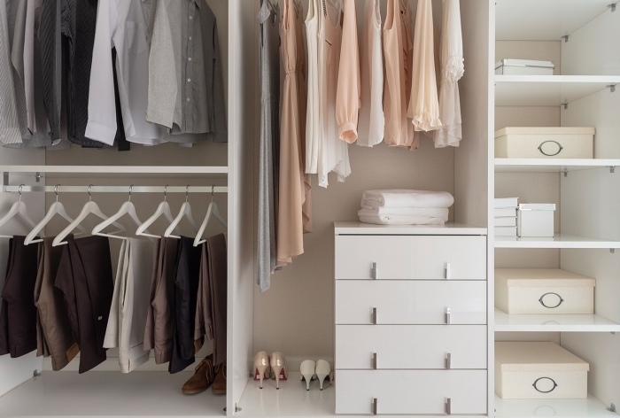 modèle de rangement chambre minimaliste avec boîtes, idée comment bien organiser ses vêtements et chaussures