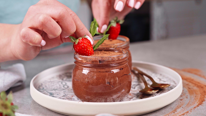 décorer de fraies, poudre cacao et menthe fraiche, exemple de recette dessert rapide et leger, recette mousse au chocolat vegan