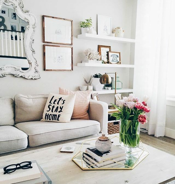 Canapé blanc, table basse, vase avec fleurs de printemps, aménagement studio 25m2 ikea, la meilleure idée déco appartement