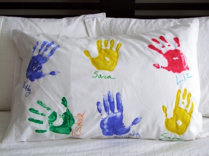 bricolage fête des mères maternelle facile, exemple comment personnaliser son oreiller avec les empreintes des enfants