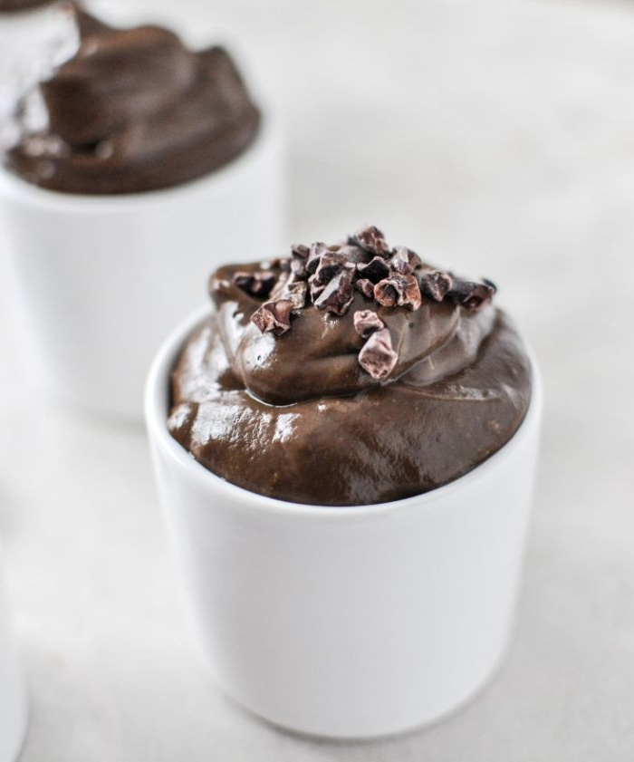 idee recette pudding, mousse chocolat vegan avec avocat et chocolat, décoré de feves de cacao