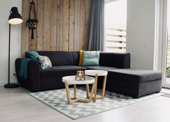 canapé gris d angle et table basses minimalistes style scandinave pour amenager un coin salon moderne