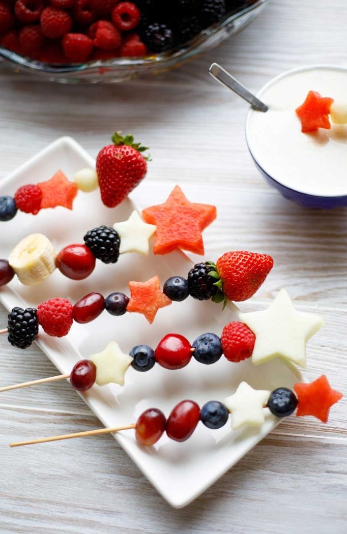 recette de brochette apero aux fruits de saison servis avec yaourt à la vanille, dessert facile pour recevoir