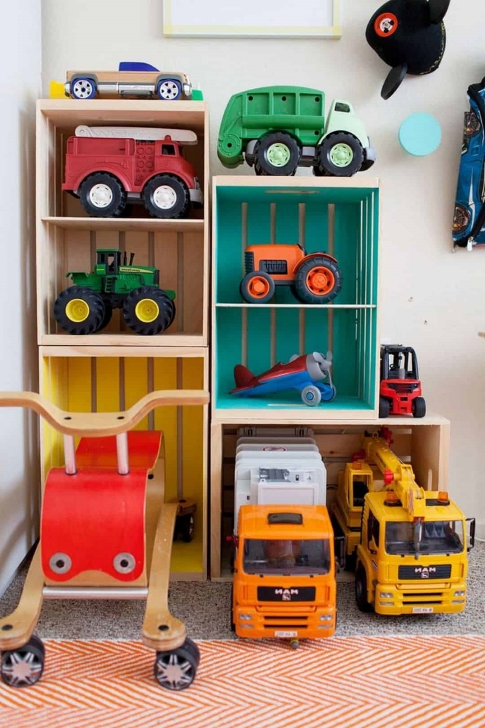 DIY rangement chambre enfant avec cagettes en bois ou plastique, exemple optimisation espace limité avec meuble diy