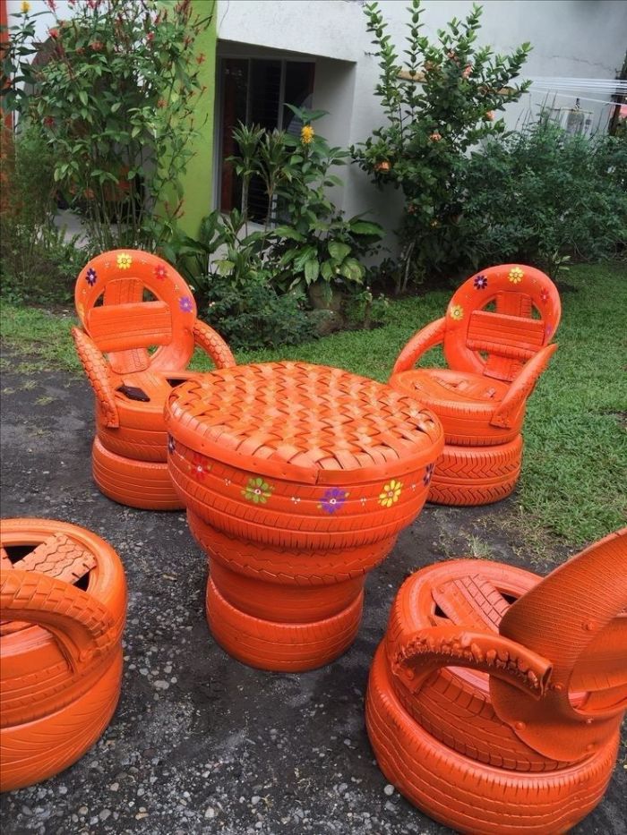 salon de jardin original avec table et chaises en pneus recyclés et repeints de peinture orange, detournement d objet creatif