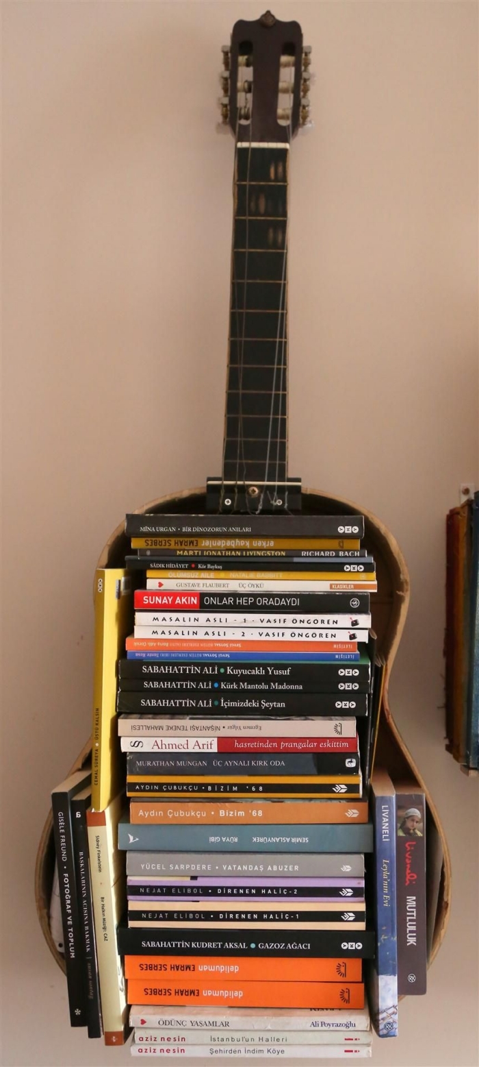 deco a faire soi meme avec une vieille guitare, modèle de meuble de rangement pour livre fait maison avec matériaux récup