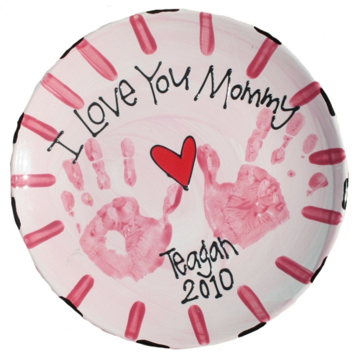 activité fête des mères facile et rapide, exemple comment décorer une assiette blanche avec empreintes en peinture rouge