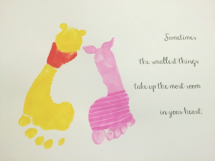 exemple de carte fête des mères maternelle avec les personnages de Winnie l'ourson en empreintes de pieds d'enfants 
