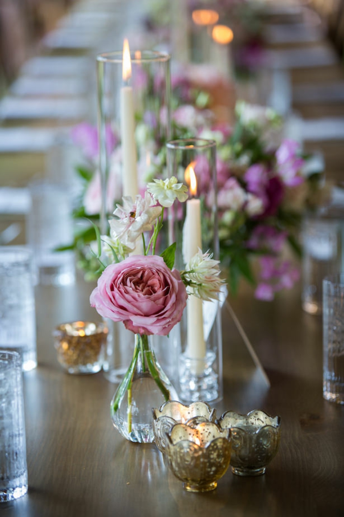 Rose et verre haute avec bougie mariage theme champetre, centre de table mariage champetre fleurs