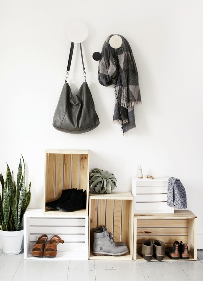 astuce rangement facile avec cagettes en bois en forme de meuble de rangement pour chaussures dans un couloir minimaliste