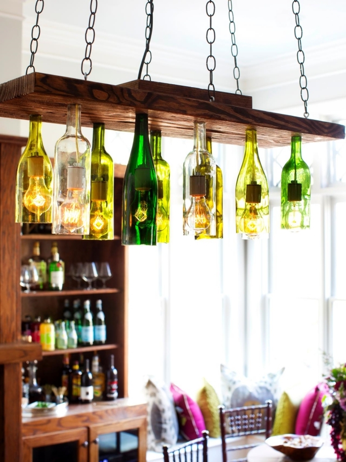 deco recup avec vieilles bouteilles en verre, diy suspension lumineuse avec planche de bois récup et bouteilles en verre vert et jaune