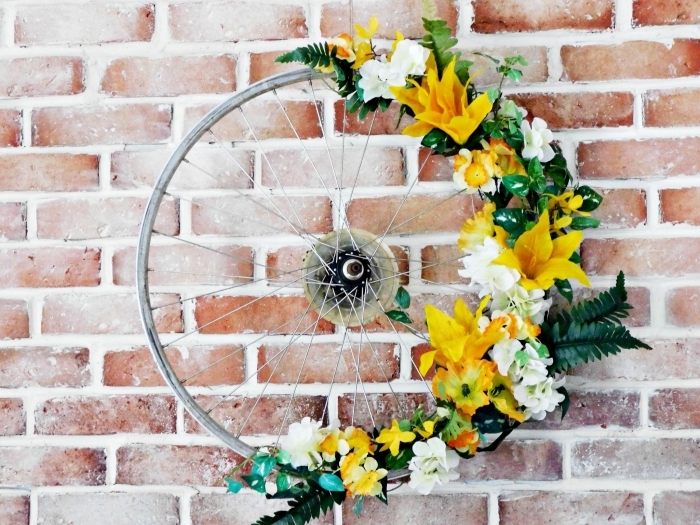 activités manuelles adultes pour le printemps, diy décoration murale en pneu recyclé et décoré avec fausses fleurs de printemps