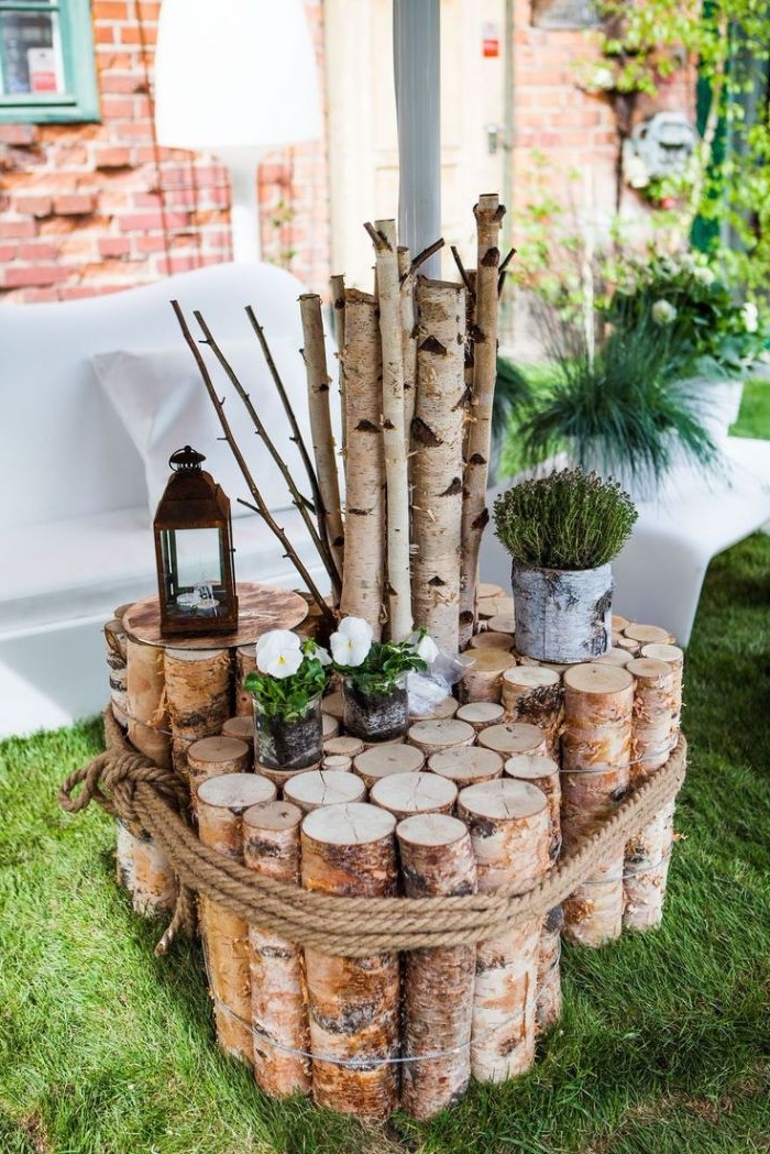 petite table en tronc d arbre deco exterieur pour ranger pots de fleurs lanternes de jardin recup