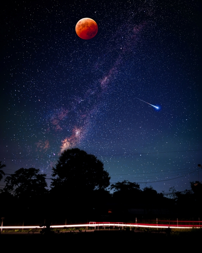 image fond d écran qui fait rêver pour smartphone, photo de paysage de nuit avec silhouette d'arbre et pleine rouge lune