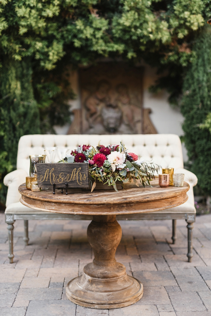 Canapé blanche et table ronde deco mariage nature, candy bar champetre fleurs mariage champetre