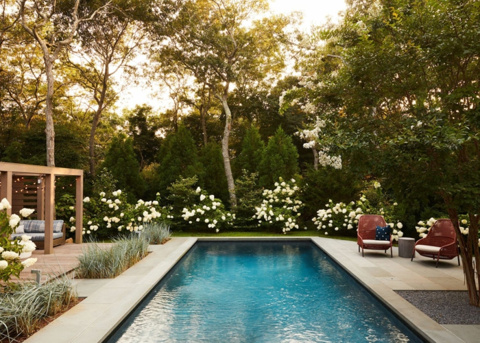 maison avec piscine, belle vue jardin paysager fleurs partout, coin pour s’asseoir en tout confort