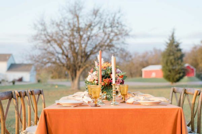 Orange nappe de table, centre fleurie, fleurs mariage champetre, chemin de table champetre salle mariage
