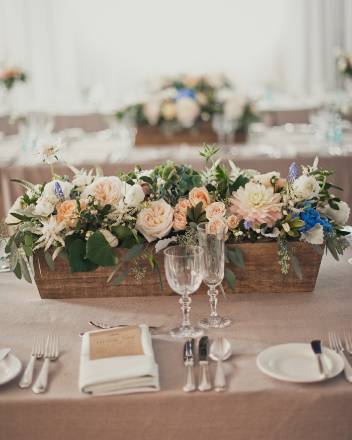 Bonne idée comment décorer une table candy bar champetre, stylée décoration avec fleurs mariage champetre