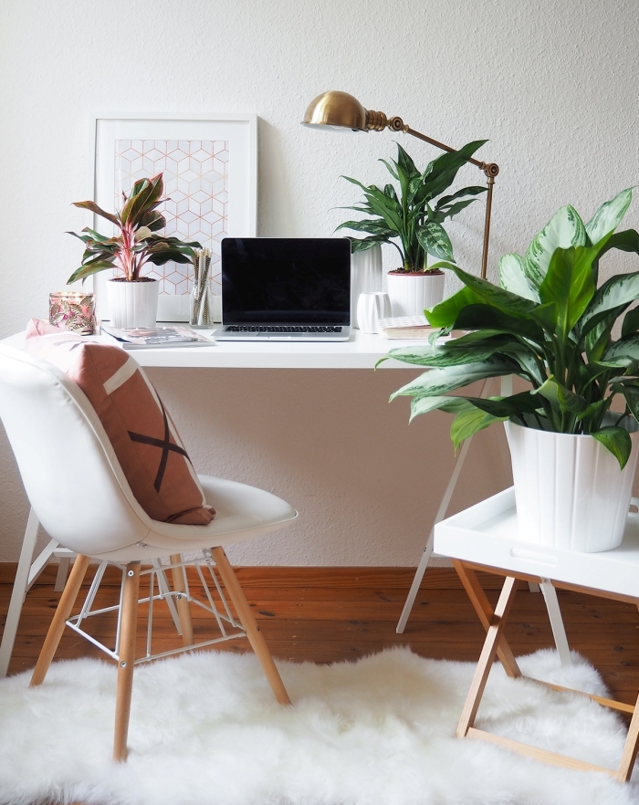 exemple comment décorer un coin de travail féminin dans son domicile avec meubles en bois moderne et plante tropicale