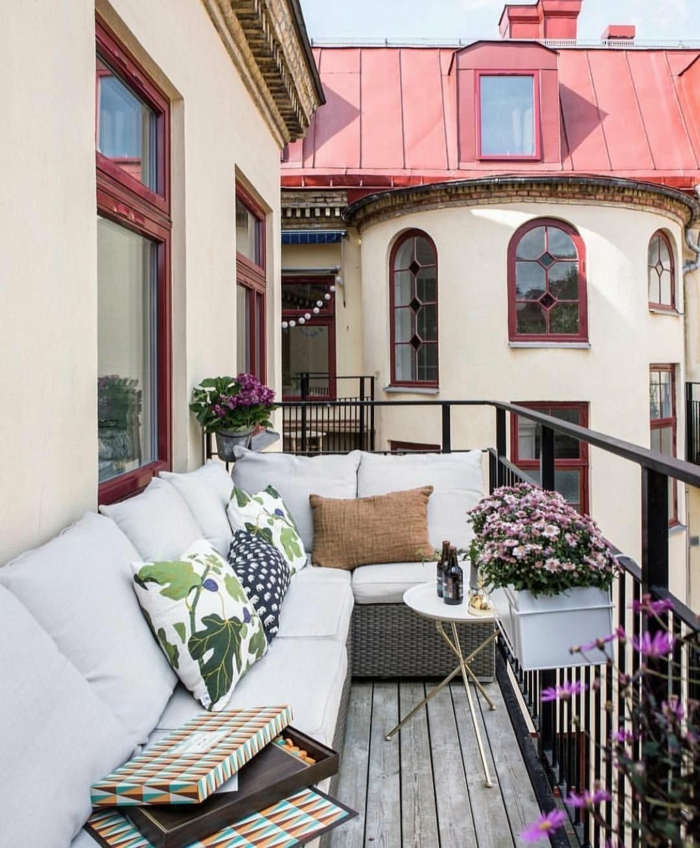 Comment décorer le balcon, canapé en angle idée aménagement studio, idée déco appartement magnifique