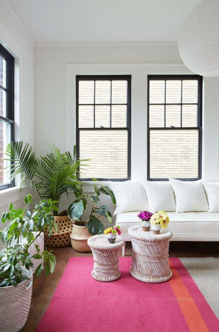 Tapis rose, tabouret table vases fleurs aménagement petit appartement 40m2, idée déco appartement moderne