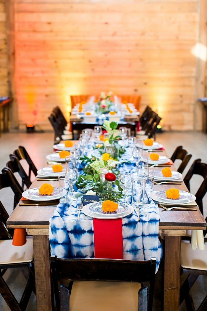 Chemin de table original nappe blanc et bleu avec ligne orange, fleurs décoration de table pour mariage champêtre, ceremonie mariage rustique