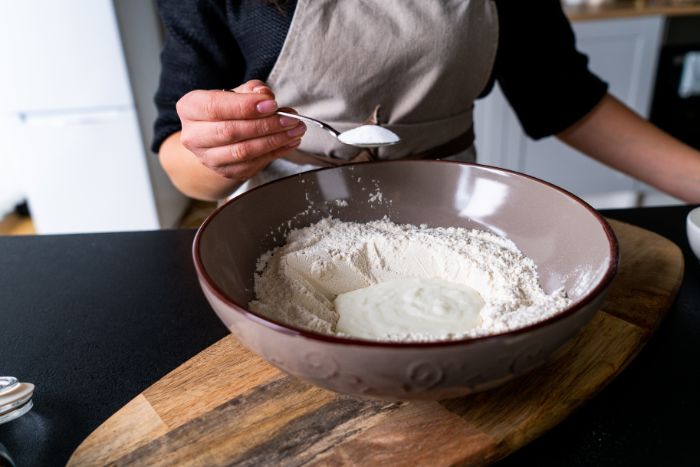farine, yaourt et poudre à lever mélangés dans un bol ou comment realiser une recette de naan nature a la poele