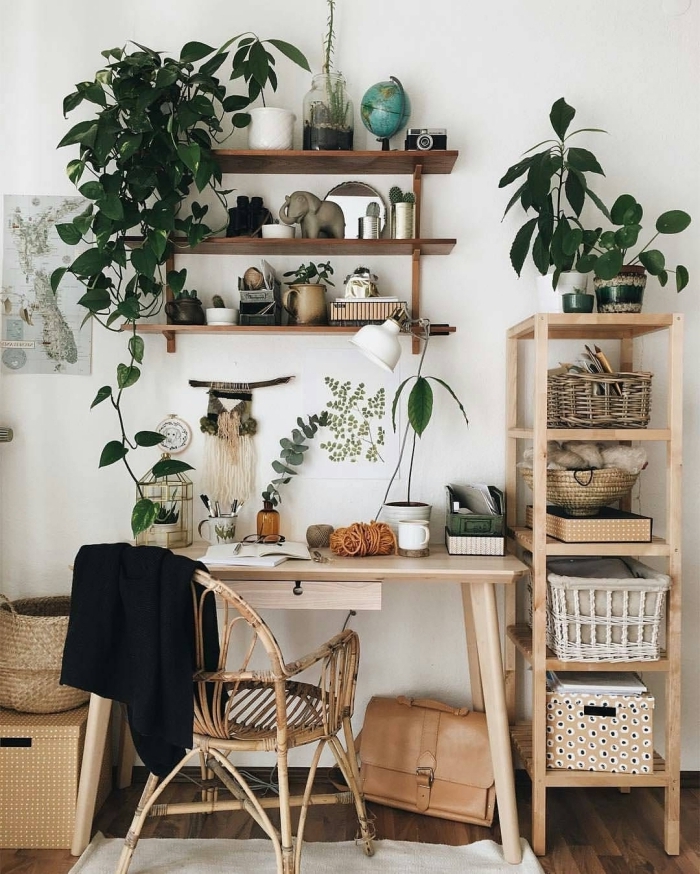 choix de plantes d'appartement vertes et dépolluantes, idée de décoration bohème chic avec meubles en bois et fibre végétale dans un home office
