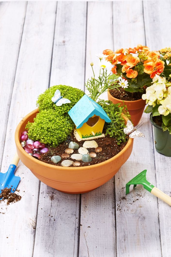 jardin de fée fabriqué dans un pot de terre cuite avec terreau, galets, plantes, idee bricolage recyclage facile