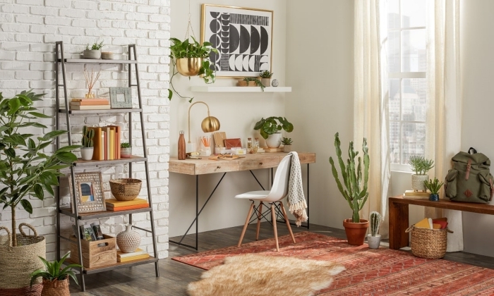 décoration bureau à domicile dans un salon de style urban jungle décoré avec meubles en bois et plante suspendue