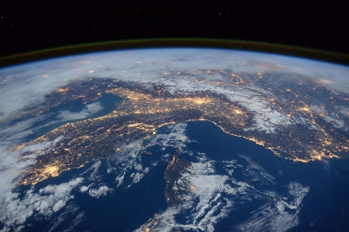 fond d écran gratuit pour pc, image de la terre depuis l'espace, photo terre et lumière de nuit avec brume